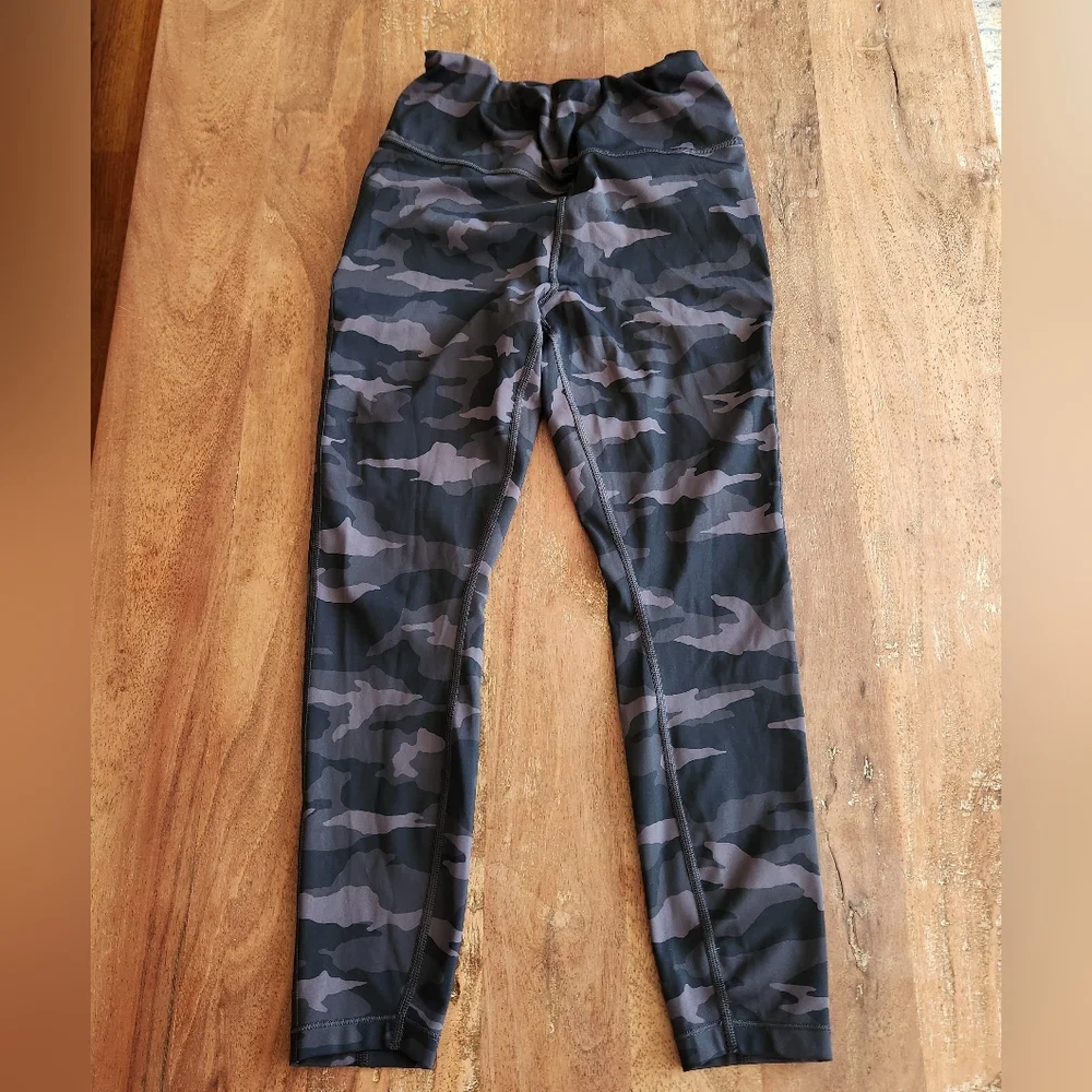 Athleta Ultimate 7/8 Tight Stash Pocket Legging In Black & Gray Camo S